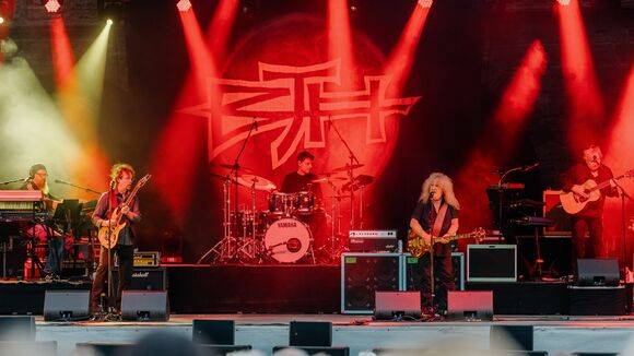 Barclay James Harvest feat. Les Holroyd